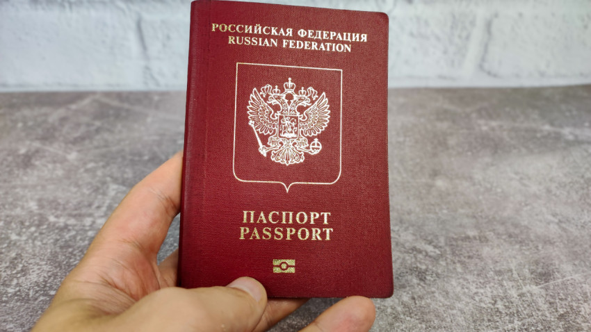 Заграничный паспорт Российской Федерации в руке