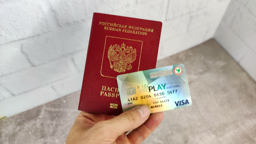 Загранпаспорт Российской Федерации и тайская карта Kasikornbank