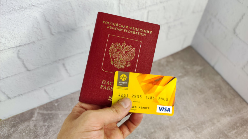 Загранпаспорт Российской Федерации и тайская карта Krungsri Visa