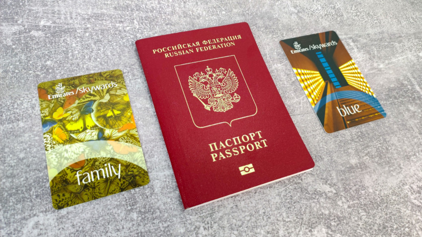 Заграничный паспорт России и карты Emirates Skywards Family и Blue