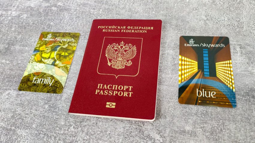 Загранпаспорт Российской Федерации и карты Emirates Skywards