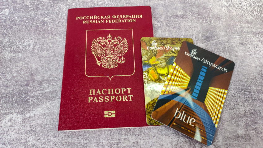 Российский загранпаспорт и карты Emirates Skywards рядом