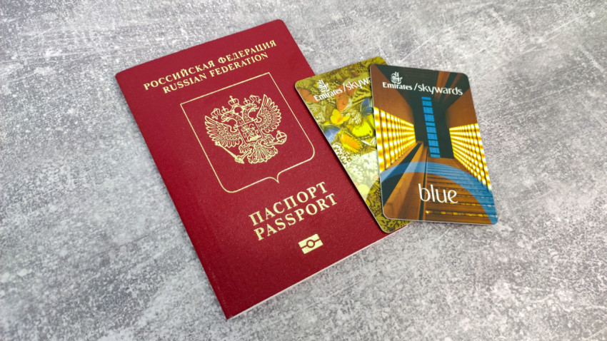 Загранпаспорт России и карты Emirates Skywards Family и Blue
