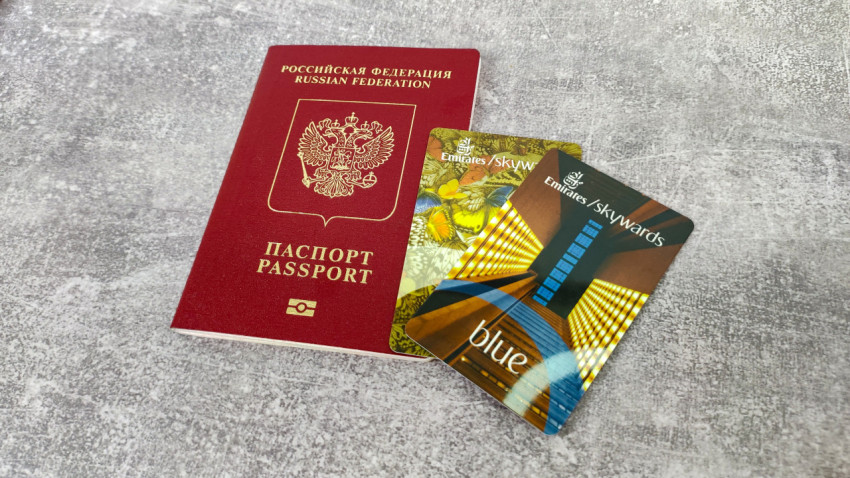 Российский загранпаспорт и карты Emirates Skywards Family и Blue