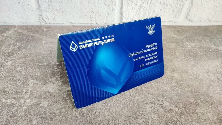 Сберегательная книжка Bangkok Bank на сером фоне