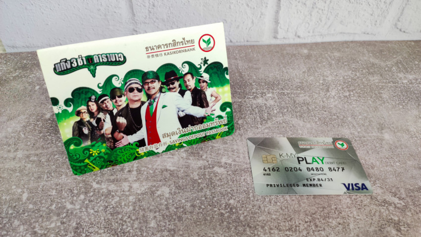 Сберегательная книжка Kasikornbank с музыкальной обложкой и карта Visa