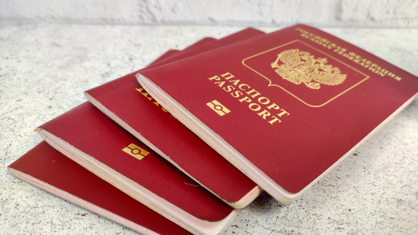 Несколько загранпаспортов РФ на светлой поверхности