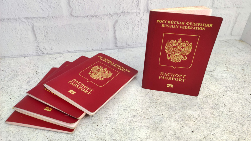 Несколько заграничных паспортов РФ на светлой поверхности