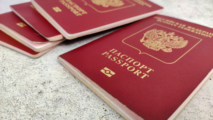 Заграничные паспорта Российской Федерации на светлом фоне