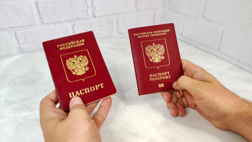 Загранпаспорта РФ старого и нового образца в руках