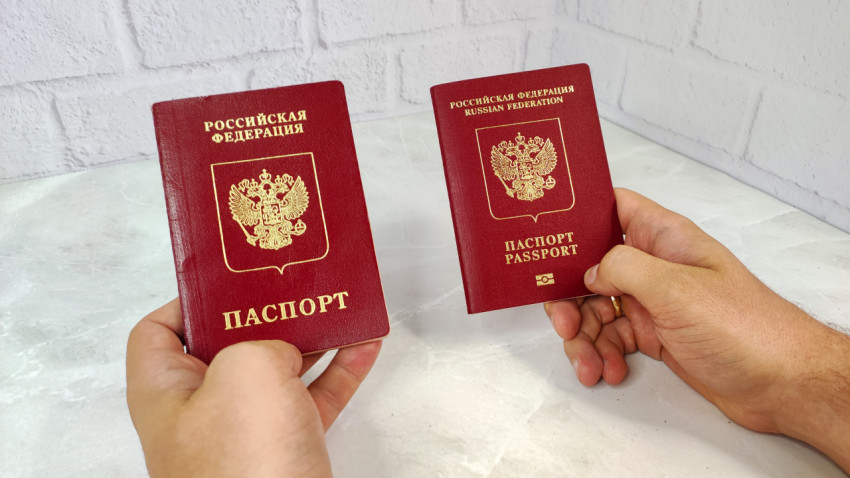 Два загранпаспорта РФ старого и нового образца в руках