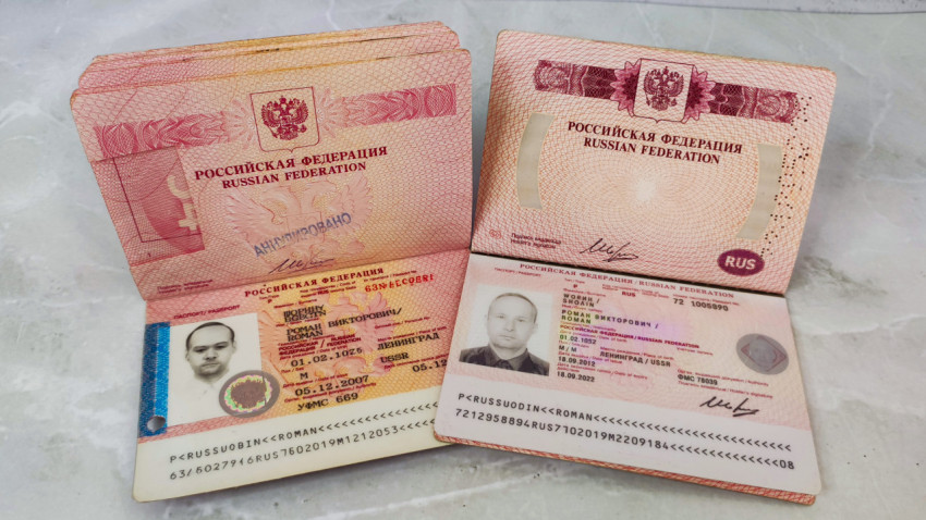 Развороты загранпаспортов РФ с персональными данными