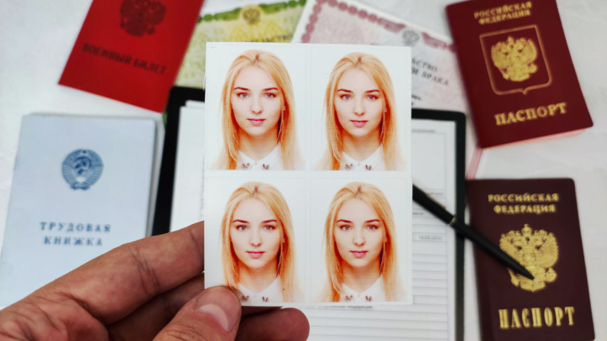 Фотографии на документы с комплектом бумаг и паспортами