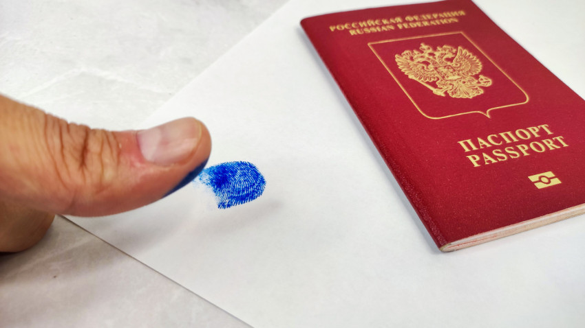 Загранпаспорт РФ и отпечаток пальца на бумаге