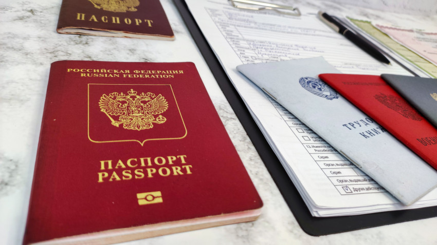 Загранпаспорт РФ и документы для оформления на столе