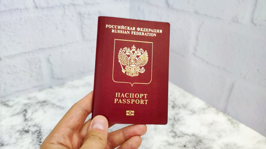 Загранпаспорт РФ в руке крупным планом