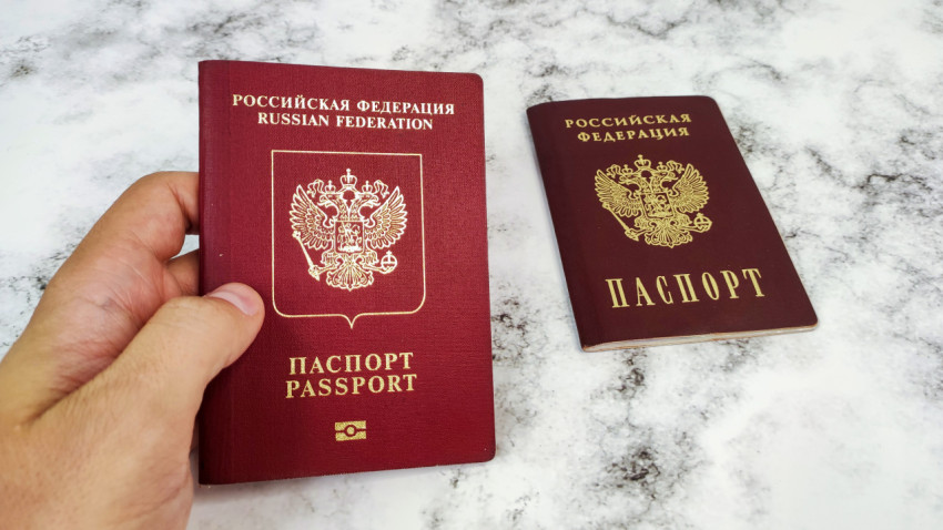Загранпаспорт РФ и внутренний паспорт на столе