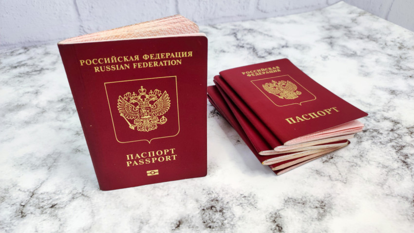 Стопка загранпаспортов Российской Федерации