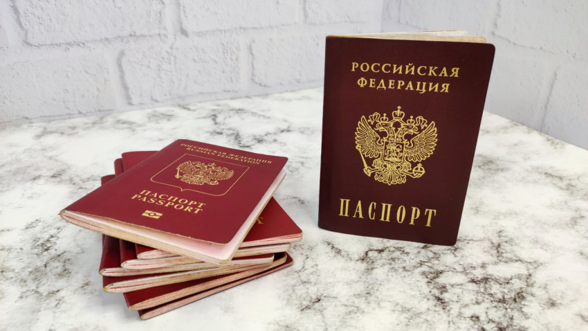 Внутренний и заграничные паспорта РФ на поверхности