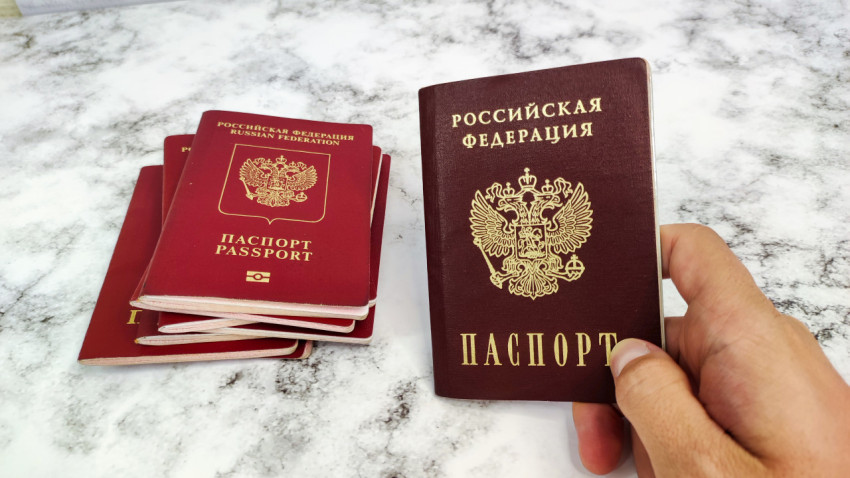 Внутренний паспорт РФ и стопка загранпаспортов