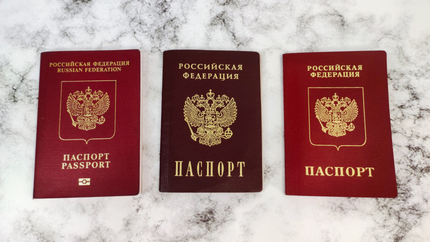Три паспорта Российской Федерации на поверхности