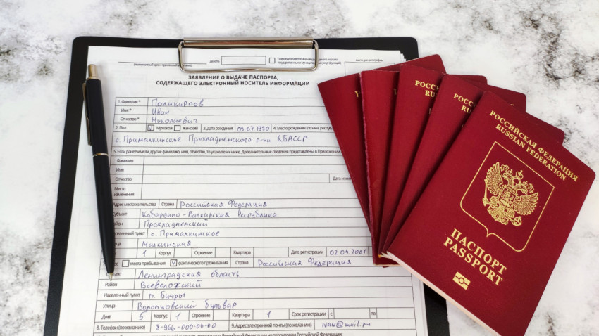 Заявление на загранпаспорт и стопка заграничных паспортов