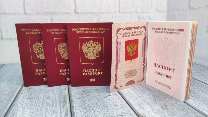 Загранпаспорта РФ нового образца на деревянной поверхности