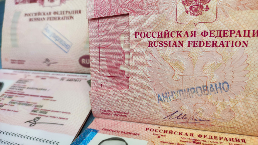 Аннулированный загранпаспорт РФ крупным планом