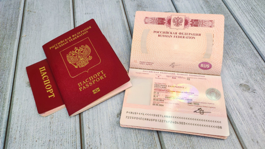 Два загранпаспорта РФ и аннулированный документ