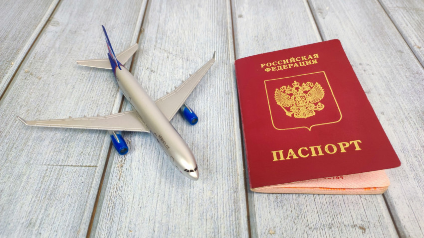 Российский загранпаспорт и модель самолета