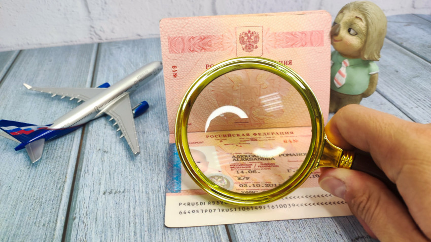 Загранпаспорт РФ и лупа для проверки документа