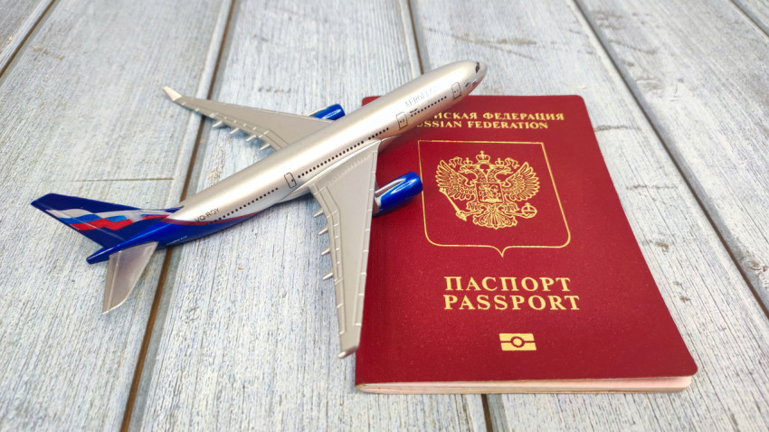 Загранпаспорт РФ и модель самолета Аэрофлота