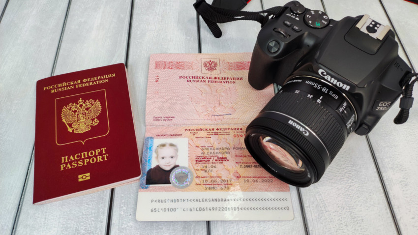 Загранпаспорт РФ и камера Canon