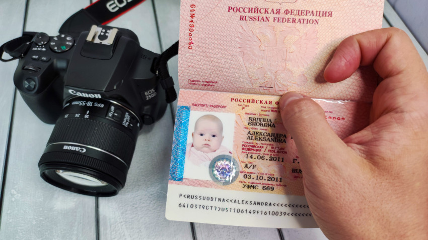Загранпаспорт РФ с детской фотографией и камерой Canon