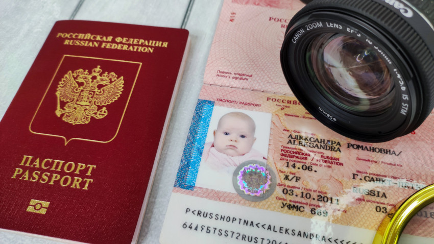 Загранпаспорт РФ ребенка и объектив фотокамеры
