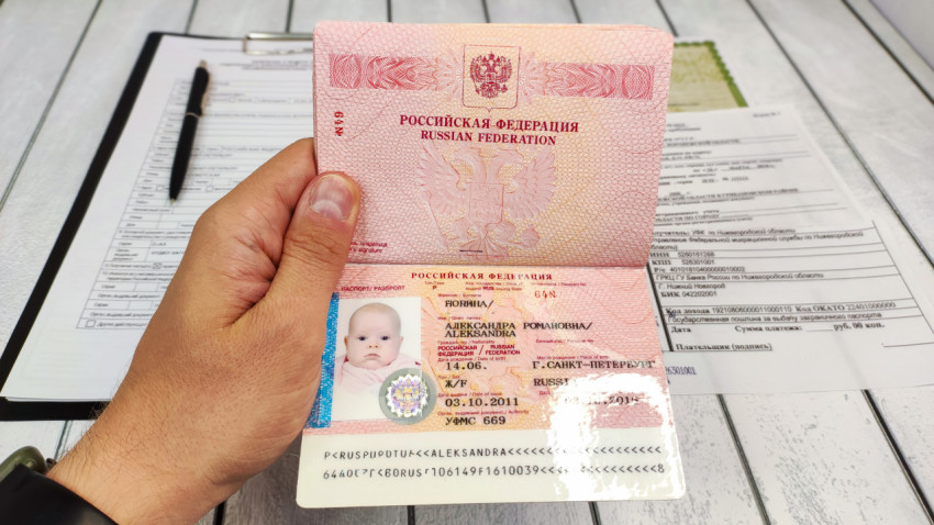 Загранпаспорт РФ ребенка в руке