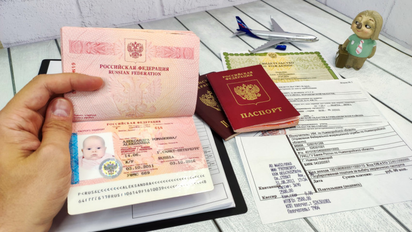 Загранпаспорт РФ ребенка и комплект документов на столе
