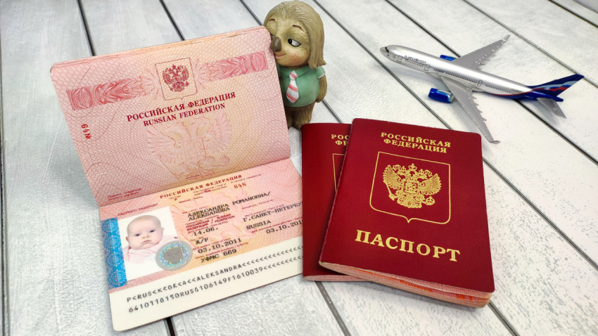 Заграничный паспорт РФ ребенка и два загранпаспорта рядом