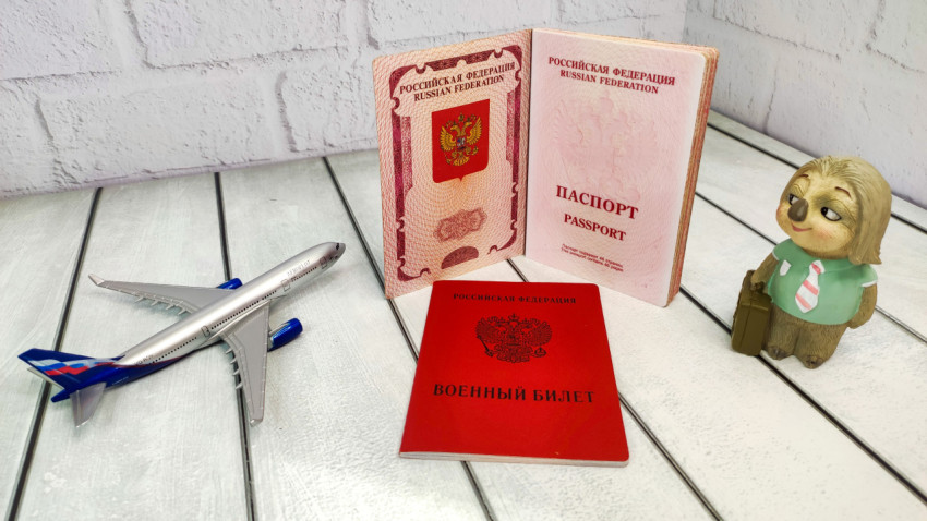 Загранпаспорт и военный билет РФ с моделью самолета
