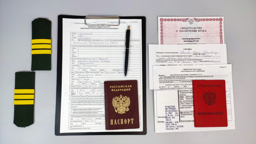 Паспорт РФ, военный билет и заявление на оформление загранпаспорта
