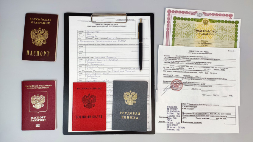 Загранпаспорт, паспорт РФ, военный билет и трудовая книжка с анкетой и свидетельствами
