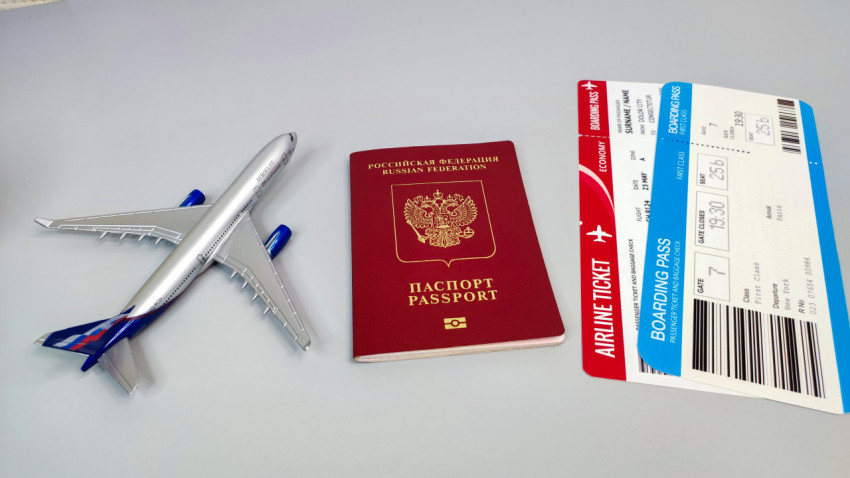 Заграничный паспорт, посадочные талоны и модель самолета