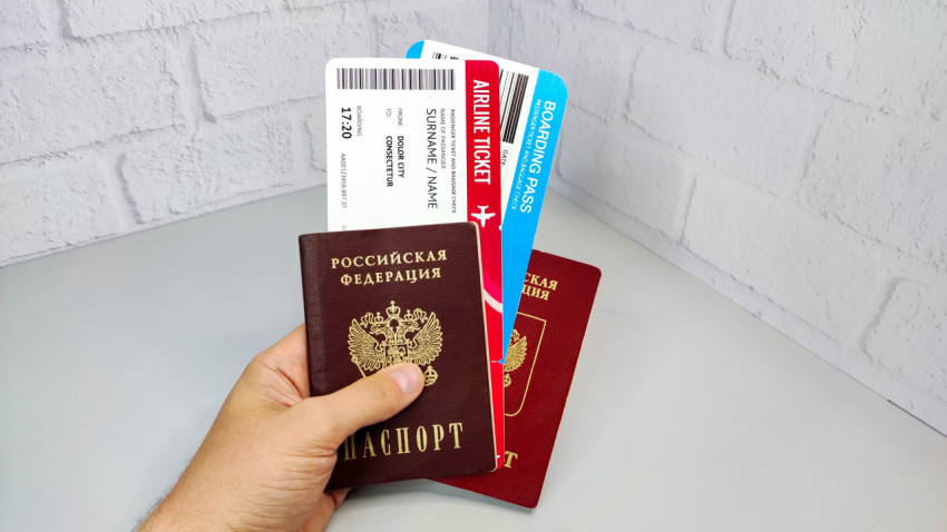 Внутренний и заграничный паспорта РФ с авиабилетами