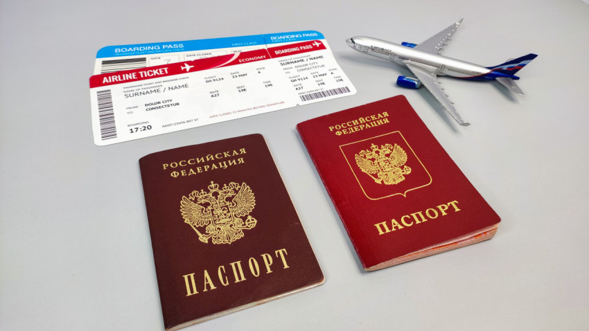 Внутренний и заграничный паспорта РФ с авиабилетами и моделью самолета