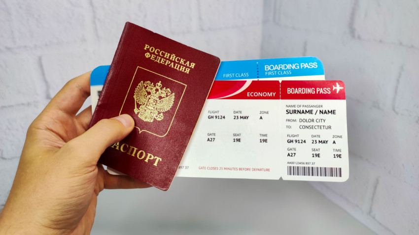 Паспорт РФ и два посадочных талона в руке