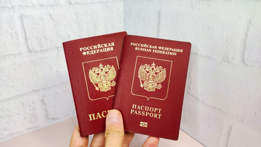 Два заграничных паспорта Российской Федерации в руках