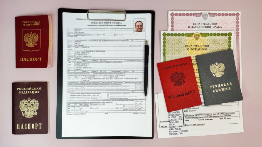 Российские паспорта, заявление на загранпаспорт и личные документы