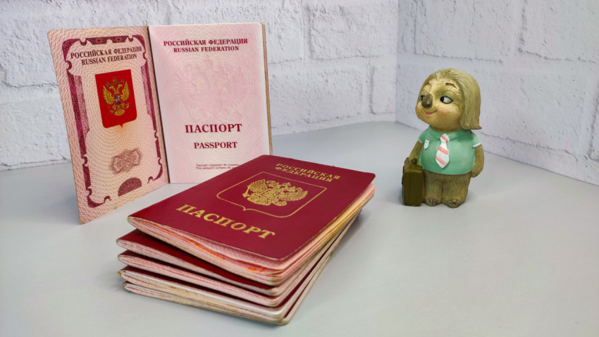 Несколько заграничных паспортов РФ и фигурка путешественника