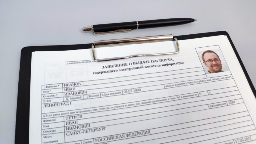 Анкета на загранпаспорт и ручка на планшете