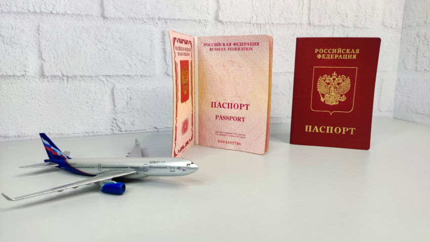 Загранпаспорт РФ и модель самолета Аэрофлот